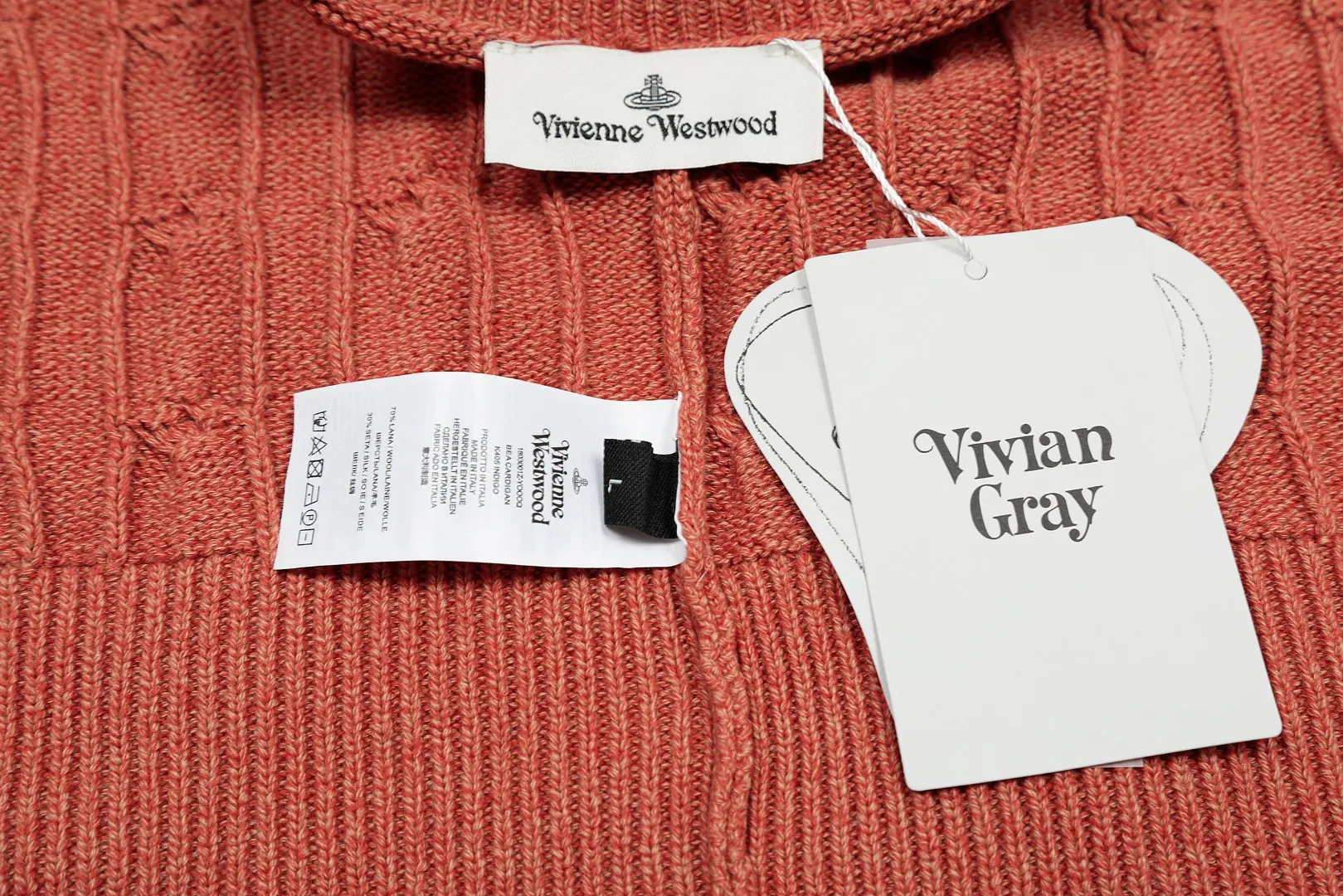 VIVI127 vivienne west wood Pay attention to the three-color splicing thread, Queen Mother West, Vivian, heavy twist twist rope craft classic cardigan, knitted sweater wool, 2024 autumn latest style. Highlight one: 24 latest three-color splicing thread. Up close, there is a gradient effect. Three kinds of same-color and different-color floral threads are interlaced and spliced to make it more advanced and more selling points. Highlight two: 30% wool content. It is blended with sheep wool and has high quality. Anti-pilling technology, not easy to pill. 2.3: Popular version, the upper body is slimmer and not picky. 2.4: JD Maillard autumn and winter color matching. The color matching is very mysterious and atmospheric. Compared with popular styles, it is more special. Size: S -M- L. Color: Three-color purple, three-color brown and orange, three-color coffee.